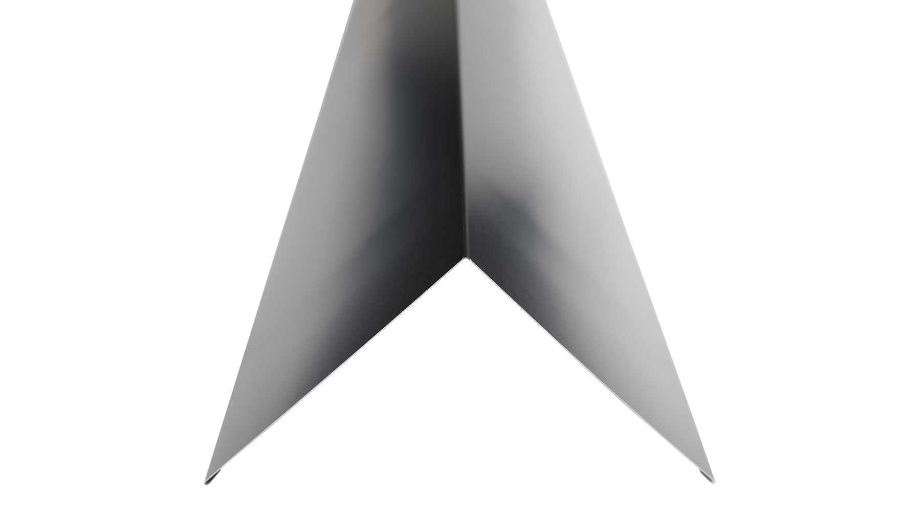 Nockplåt svart 193x193x2000 mm – 0,5 mm stålplåt med polyesterlack, för tak med 15–28° lutning, från Plåtvision